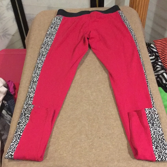 Red Nike Leggings with cutout stirrups size small - Picture 3 of 4